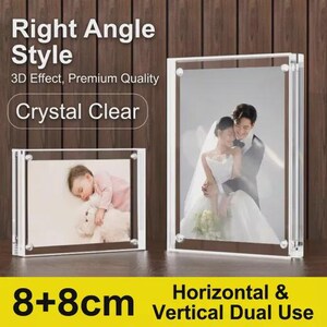 Op de afbeelding: Twee heldere acryl fotolijsten, een met een slapende baby en de andere met een stel in trouwkleding. De frames zijn 8 cm x 8 cm en kunnen horizontaal of verticaal worden gebruikt. Tekst op de afbeelding luidt "Right Angle Style" en "Crystal Clear."