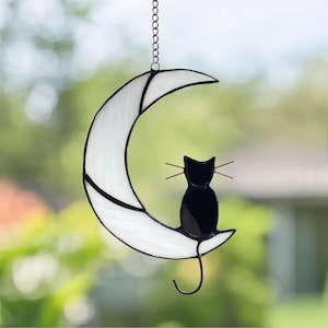 ステンドグラスの三日月と黒猫 - 手作りの窓用サンキャッチャー、魔女の室内装飾、気まぐれな窓用装飾、彼女へのサンキャッチャーギフト