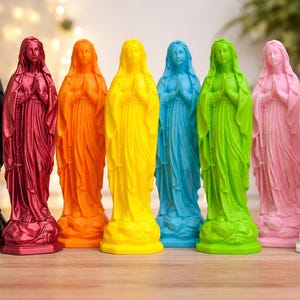 Modern Jungfru Maria-staty – Färgglad 3D-tryckt religiös skulptur – Samtida andlig dekor – Original gåva