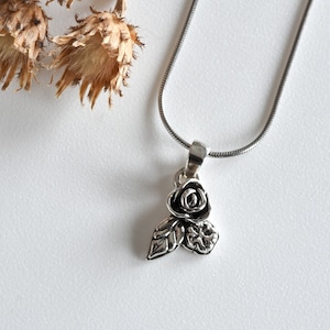 Handgemachte Wildblumen Kette in Sterling Silber, kleine Rose, Anhaenger Blume, echte Rose, einzigartiger Schmuck