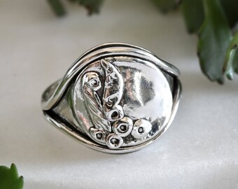 Solid silver botanical signet ring in size 7 3/4, one of a kind ring with tiny hand carved flowers, botanical saddle ring, oval flower ring