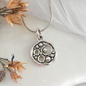 Piccolo ciondolo a cerchio di melograno. Collana a bolle in argento sterling fatta a mano. Regalo per la fidanzata. Gioielli per feste dell'artista Melissa Pedersen