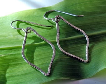 Diamond shaped earrings handmade in Argentium silver wire, hammer textured earrings, lightweight wire earrings, silver open diamond earrings