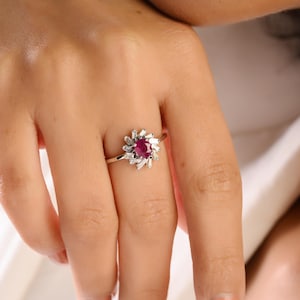 Anello con rubino ovale e pavé di diamanti in oro bianco 14 carati, pietra portafortuna di luglio, fede nuziale.