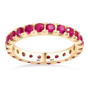 Puede incluir: Un anillo de banda de oro con una fila de pequeñas piedras de rubí rojo brillante engastadas alrededor de toda la banda. El anillo está marcado con "YFJ" y "585" en el interior.