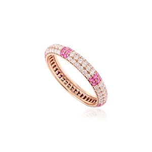 Op de afbeelding: Een roségouden bandring met een rij roze saffieren en een rij witte diamanten.