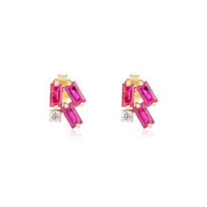 Könnte beinhalten: Ein Paar goldene Ohrringe mit rosa und weißen Edelsteinen. Die Ohrringe haben einen Cluster aus kleinen, rechteckigen rosa Edelsteinen und einem einzigen, runden weißen Edelstein.