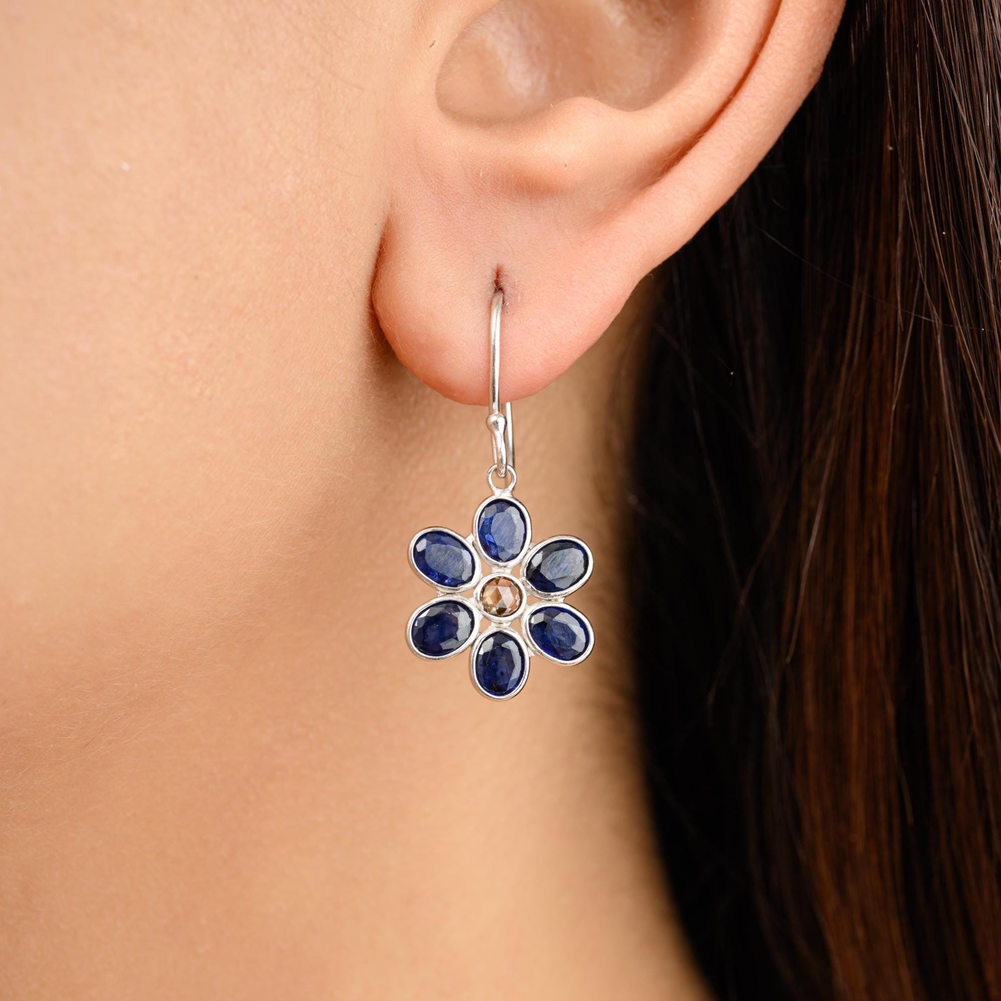 18Kゴールド ブルーサファイア ブロッサム イヤリング - 9月の誕生石