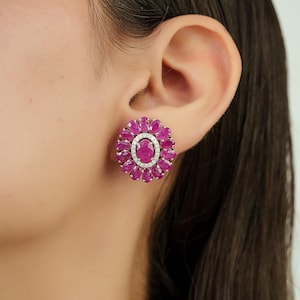 Orecchini pendenti di lusso con pavé di diamanti e rubini, 10,21 ct, in oro bianco 14 carati.