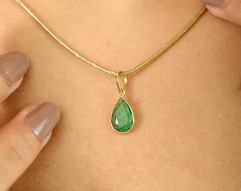 14金エメラルドネックレス：オーバルカットダイヤモンドハロー 