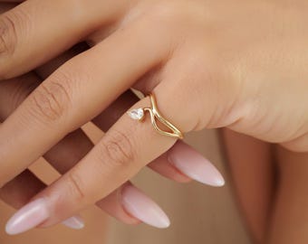 Anillo solitario moderno con diamante talla pera y diseño ondulado en oro amarillo macizo de 14 quilates.