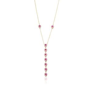 Op de afbeelding: Een gouden ketting met een verticaal ontwerp bestaande uit zeven peervormige roze edelstenen, elk omringd door een halo van kleine witte steentjes. Twee extra bijpassende peervormige edelstenen zijn hoger op de ketting geplaatst.