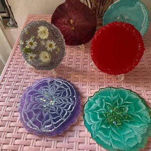 Handmade Resin Coaster with Real Dried Flowers – 13cm Round Epoxy Coaster, Botanical Home Decor