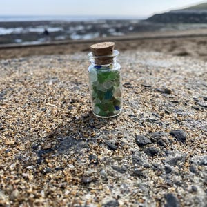 Véritable collection de verres marins miniatures de la mer du Nord, avec bocal en verre de style féerique.