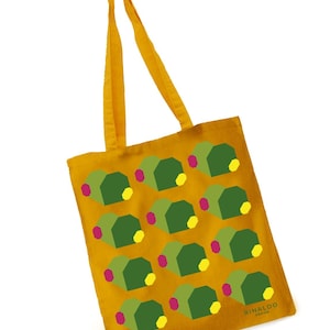 Può includere: Una borsa di tela gialla con un motivo geometrico di forme verdi, gialle e rosa. La borsa ha un logo che dice "RINALDO DESIGN".
