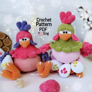 Könnte beinhalten: Häkelanleitung PDF in Englisch zum Herstellen von zwei Plüsch-Hühnern. Ein Huhn ist rosa und grün, das andere rosa und lila. Beide Hühner halten weiße Eier mit rosa, grünen und gelben Akzenten.