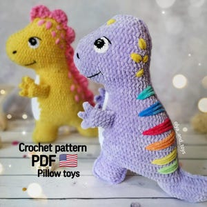 Pode incluir: Padrão de crochê PDF para dois brinquedos de travesseiro de dinossauro. Um é amarelo com detalhes rosa e o outro é roxo com listras arco-íris. O texto "Crochet pattern PDF Pillow toys" está na imagem.