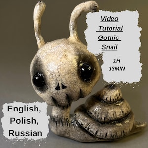 Op de afbeelding: Een slakfiguur met een gebarsten wit en zwart oppervlak, grote zwarte ogen en twee voelsprieten. De tekst luidt: Video Tutorial Gothic Snail 1H 13MIN en English, Polish, Russian. De slak heeft een spiraalvormig huisje.