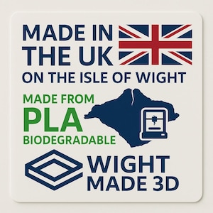 K&ouml;nnte beinhalten: Ein wei&szlig;es Quadrat mit Text und Grafiken. Der Text lautet "MADE IN THE UK ON THE ISLE OF WIGHT" und "MADE FROM PLA BIODEGRADABLE". Enth&auml;lt eine Union-Jack-Flagge und eine dunkelblaue Umrisslinie der Isle of Wight.