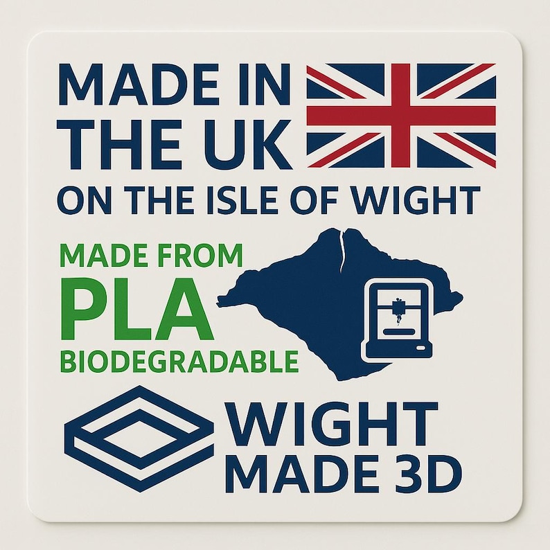 K&ouml;nnte beinhalten: Ein wei&szlig;es Quadrat mit Text und Grafiken. Der Text lautet "MADE IN THE UK ON THE ISLE OF WIGHT" und "MADE FROM PLA BIODEGRADABLE". Enth&auml;lt eine Union-Jack-Flagge und eine dunkelblaue Umrisslinie der Isle of Wight.