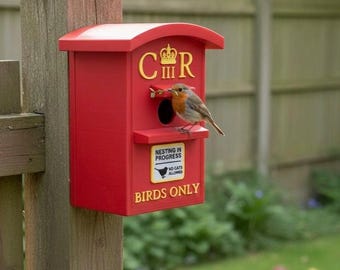 Postbox Bird Box – British Red Post Box Garden Birdhouse | Royal Mail–Style Nesting Box for Robins, Blue Tits & Wrens