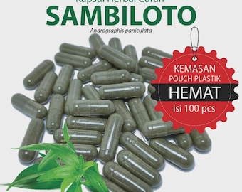 Könnte beinhalten: Ein Haufen dunkelgrüner Kräuterkapseln mit der Aufschrift Kapsul Herbal Curah SAMBILOTO Andrographis paniculata. Ein rotes, gezacktes Etikett trägt die Aufschrift KEMASAN POUCH PLASTIK HEMAT isi 100 pcs. Grüne Blätter liegen unten links.
