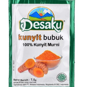 Puede incluir: Un paquete verde y blanco de polvo de cúrcuma de la marca Desaku. El paquete presenta una imagen de una cordillera con un sol y un tazón de polvo de cúrcuma. El texto en el paquete dice "Kunyit Bubuk 100% Kunyit Murni" y "Berat Bersih: 7,5g".