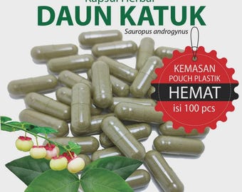 Könnte beinhalten: Ein Haufen olivgrüner Kräuterkapseln mit der Aufschrift Kapsul Herbal DAUN KATUK Sauropus androgynus. Ein rotes, gezacktes Etikett trägt die Aufschrift KEMASAN POUCH PLASTIK HEMAT isi 100 pcs. Grüne Blätter mit kleinen Beeren liegen unten links.