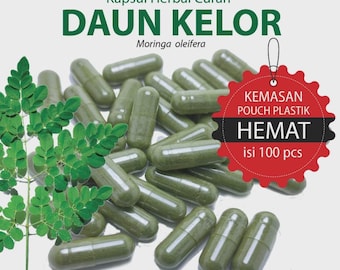 Könnte beinhalten: Eine Ansammlung olivgrüner Kräuterkapseln neben einem Zweig mit Moringa-Blättern. Der Text lautet Kapsul Herbal Curah DAUN KELOR Moringa oleifera, und ein rotes Abzeichen besagt KEMASAN POUCH PLASTIK HEMAT isi 100 pcs, Cangkang Kapsul Halal MUI.