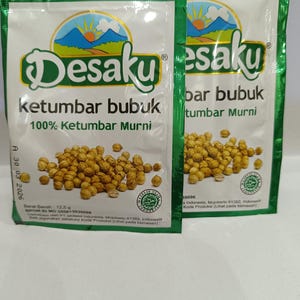 Puede incluir: Dos paquetes verdes y blancos de polvo de cilantro puro al 100% de la marca Desaku. Los paquetes están etiquetados con el nombre del producto, el peso y los ingredientes. Los paquetes están sellados y listos para usar.