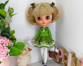 Vestiti Blythe, vestito verde, collant bianchi, fermagli per capelli. Senza cestino.