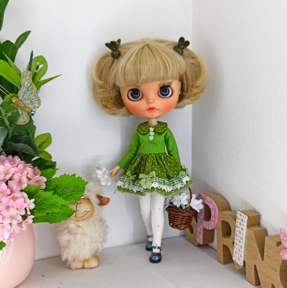 green dress with white tights Blythe Clothes, Dress, tights, hair clips. Without a basket 17th Birthday Dresses