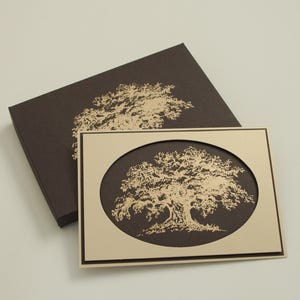 Biglietto d'auguri di lusso color cioccolato con una quercia – Biglietto fatto a mano, busta per soldi ed elegante confezione regalo