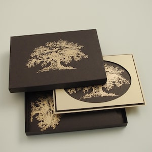 Luxe chocoladebruine wenskaart met een eik – handgemaakte kaart, envelop voor geld en elegante geschenkdoos
