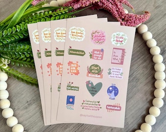 Puede incluir: Un conjunto de cuatro hojas de pegatinas con frases y diseños islámicos. Las pegatinas están sobre un fondo rosa claro con acentos verdes y marrones. Las frases incluyen "Laa ilaaha illa Allah", "Alhamdulillah", "Bismillah", "Allah es suficiente para mí", "In Sha Allah", "Es viernes, recuerda enviar la sura Al-Fatiha", "Dua", "Subhanallah", "Comienza con Bismillah", "Allahu Akbar", "Arsalamu alaikym", y "Subhanallah Walhamdulilah Wa Laa ilaaha illallah Wallahu Akbar".