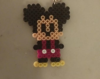 Puede incluir: Un llavero de cuentas negras y blancas con un dibujo animado de Mickey Mouse. El llavero está hecho de pequeñas cuentas de plástico y tiene un anillo de llave plateado.