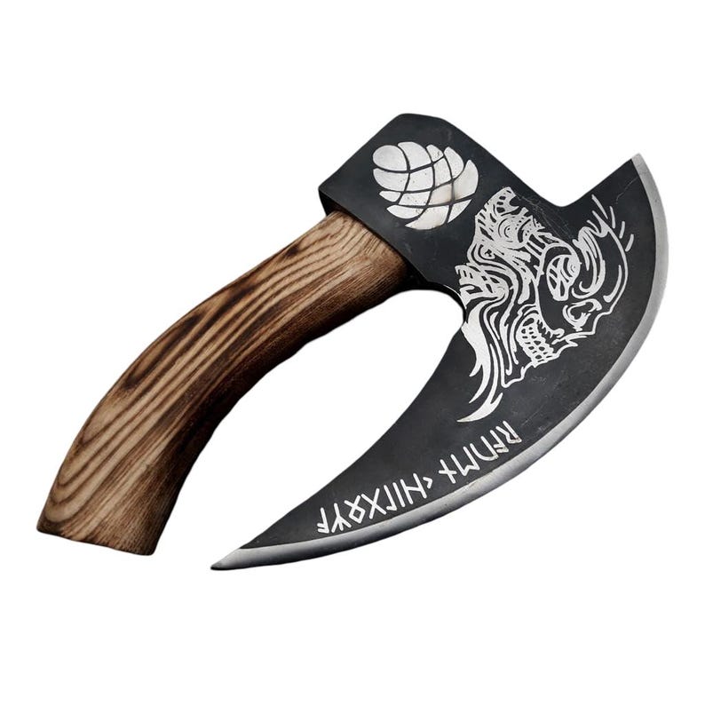 K&ouml;nnte beinhalten: Ein Handbeil mit einem geschwungenen Holzgriff mit ausgepr&auml;gter Maserung. Der schwarze Metallkopf zeigt einen silber gravierten Hopfenzapfen, ein stilisiertes Totenkopfmotiv und eine Zeile mit Runenschrift entlang der geschwungenen Klinge.