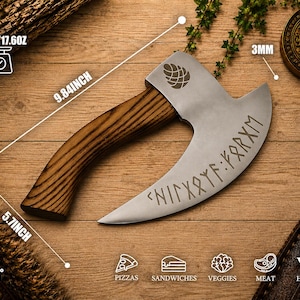 K&ouml;nnte beinhalten: Ein Pizzaschneider aus Edelstahl mit geschwungenem Holzgriff, 25 cm lang, 14,5 cm hoch und 3 mm dick. Die Klinge ist mit Runenschrift und einem Tannenzapfen-Symbol versehen und wiegt insgesamt 499 Gramm.