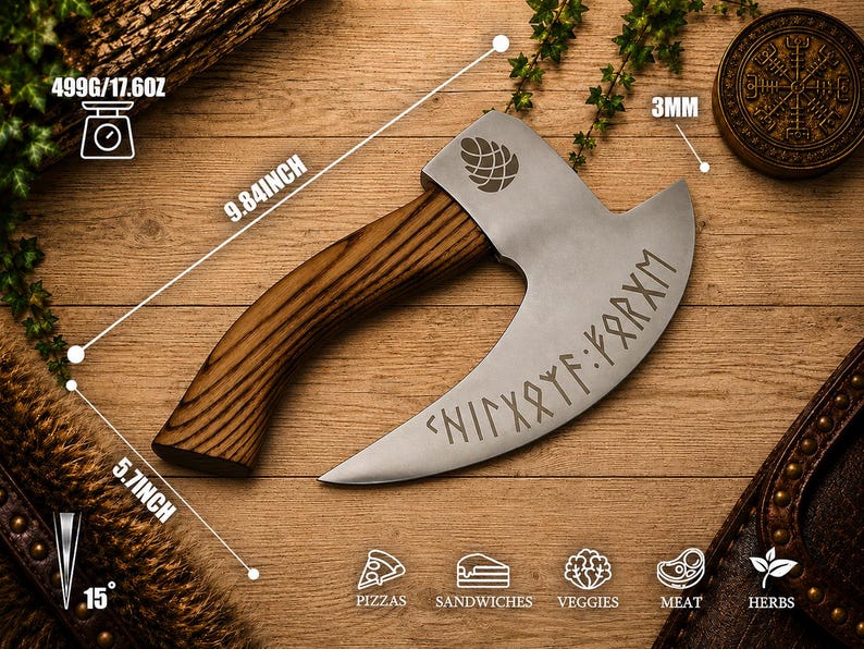 K&ouml;nnte beinhalten: Ein Pizzaschneider aus Edelstahl mit geschwungenem Holzgriff, 25 cm lang, 14,5 cm hoch und 3 mm dick. Die Klinge ist mit Runenschrift und einem Tannenzapfen-Symbol versehen und wiegt insgesamt 499 Gramm.