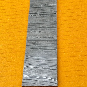 Handgeschmiedete gedrehte Damaststahl Billet Bar (25 x 5 cm)