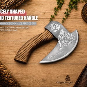 K&ouml;nnte beinhalten: Ein Handbeil mit einem geschwungenen, texturierten Holzgriff und einem Metallkopf, der mit einem Wolfsmotiv, einem Tannenzapfen und Runen graviert ist. Der Text lautet: NICELY SHAPED AND TEXTURED HANDLE, ERGONOMIC DESIGN MADE PERFECT GRIP, SOLID WOOD WITH WOOD FRAGRANCE AND BEAUTIFUL NATURAL GRAIN, sowie ChilgozaForged.