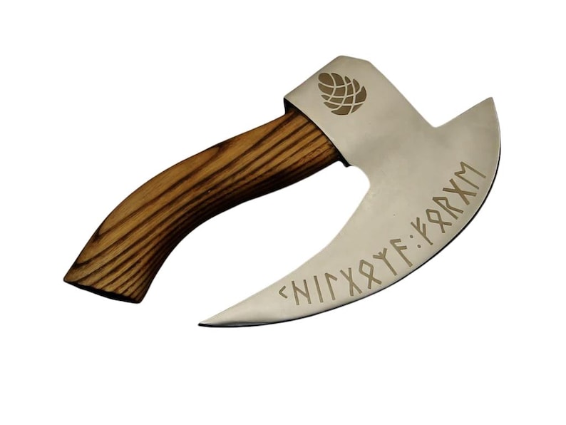 K&ouml;nnte beinhalten: Eine geschwungene Handaxt mit einer polierten, silberfarbenen Metallklinge, die mit eingravierten Runenzeichen und einem Tannenzapfen-Symbol versehen ist. Der Griff besteht aus hellbraunem Holz mit sichtbarer dunkler Maserung und geschwungener Form.