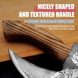K&ouml;nnte beinhalten: Ein geschwungener Holzgriff mit sichtbarer nat&uuml;rlicher Maserung, der an einer Metallklinge befestigt ist. Das Bild enth&auml;lt den Text: NICELY SHAPED AND TEXTURED HANDLE, ERGONOMIC DESIGN MADE PERFECT GRIP, SOLID WOOD WITH WOOD FRAGRANCE AND BEAUTIFUL NATURAL GRAIN.
