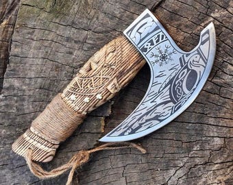 Handgesmeed Viking-pizzasnijderbijl – koolstofstaal, gegraveerd essenhandvat