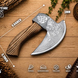 K&ouml;nnte beinhalten: Ein Pizzaschneider aus Metall in Form einer kleinen Axt mit Holzgriff. Die Klinge ist mit einem Hopfenzapfen, einem Totenkopfmotiv und Runentext graviert. Er ist 25 cm lang, 14,5 cm hoch, 3 mm dick und wiegt 499 Gramm.