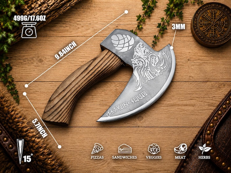 K&ouml;nnte beinhalten: Ein Pizzaschneider aus Metall in Form einer kleinen Axt mit Holzgriff. Die Klinge ist mit einem Hopfenzapfen, einem Totenkopfmotiv und Runentext graviert. Er ist 25 cm lang, 14,5 cm hoch, 3 mm dick und wiegt 499 Gramm.