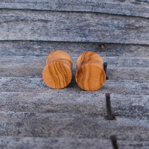 9.5mm Olive Wood ear plugs, 00gauge hand turned organic gauges. Beautiful grain on these faces!