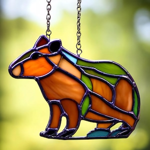 Atrapasueños de carpincho de vidrio de colores, hecho a mano, para colgar en la ventana, bonito roedor, arte de vidrio, regalo caprichoso para los amantes de los carpinchos, decoración divertida para el hogar.