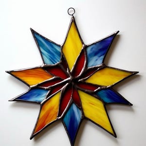 Handgemachter Glasmalerei-Stern-Sonnenfänger: Farbenfrohe Fensterdekoration