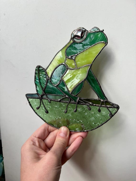 ステンドグラスのカエルの窓飾り：手作りのエコフレンドリーな装飾